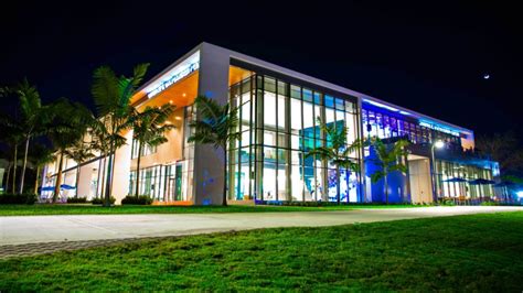 Lynn university florida - Experience life at Lynn University. As a student at Lynn, you'll not only experience our personalized and innovative approach to learning but also a full range of on-campus activities. Get involved in our clubs and organizations, and meet peers from around the world. Join in on daily and weekly events, like movie night, Yoga, …